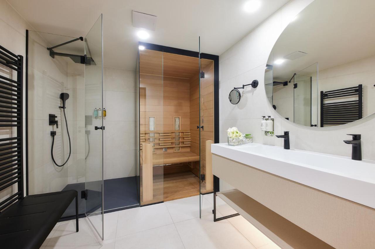 באלאטונפורד Lua Resort - Adults Only מראה חיצוני תמונה A modern bathroom with a shower and sauna