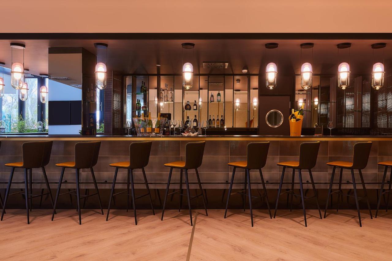 באלאטונפורד Lua Resort - Adults Only מראה חיצוני תמונה The bar at the 100th floor