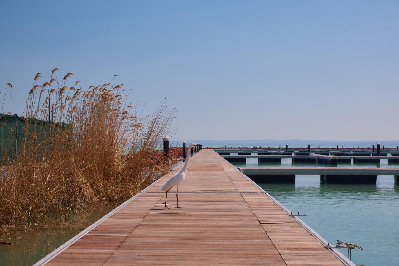 באלאטונפורד Lua Resort - Adults Only מראה חיצוני תמונה The boardwalk at the park
