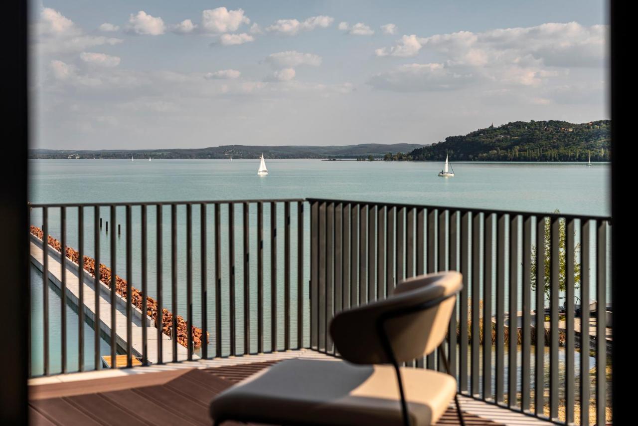 באלאטונפורד Lua Resort - Adults Only מראה חיצוני תמונה View of Lake Travis from the balcony of the Hyatt Regency