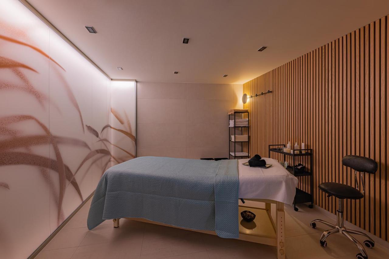 באלאטונפורד Lua Resort - Adults Only מראה חיצוני תמונה A massage table
