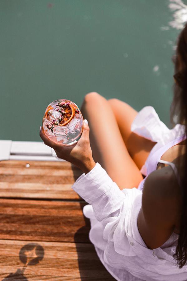 באלאטונפורד Lua Resort - Adults Only מראה חיצוני תמונה A woman holding a glass of vermouth