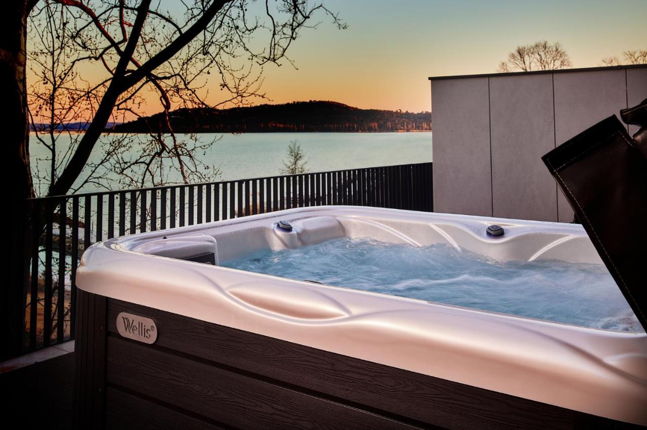 באלאטונפורד Lua Resort - Adults Only מראה חיצוני תמונה A hot tub
