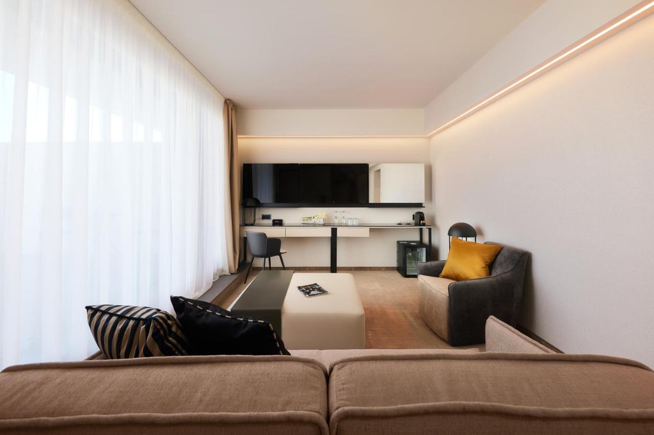 באלאטונפורד Lua Resort - Adults Only מראה חיצוני תמונה A living room with indirect lighting