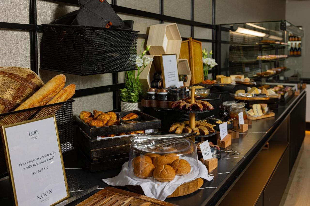 באלאטונפורד Lua Resort - Adults Only מראה חיצוני תמונה A buffet at a hotel