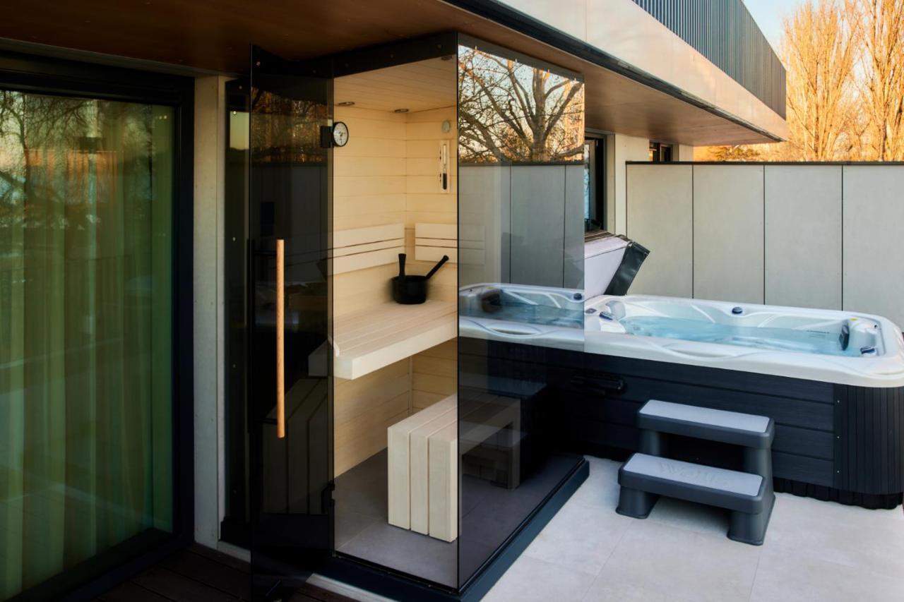באלאטונפורד Lua Resort - Adults Only מראה חיצוני תמונה A modern outdoor shower