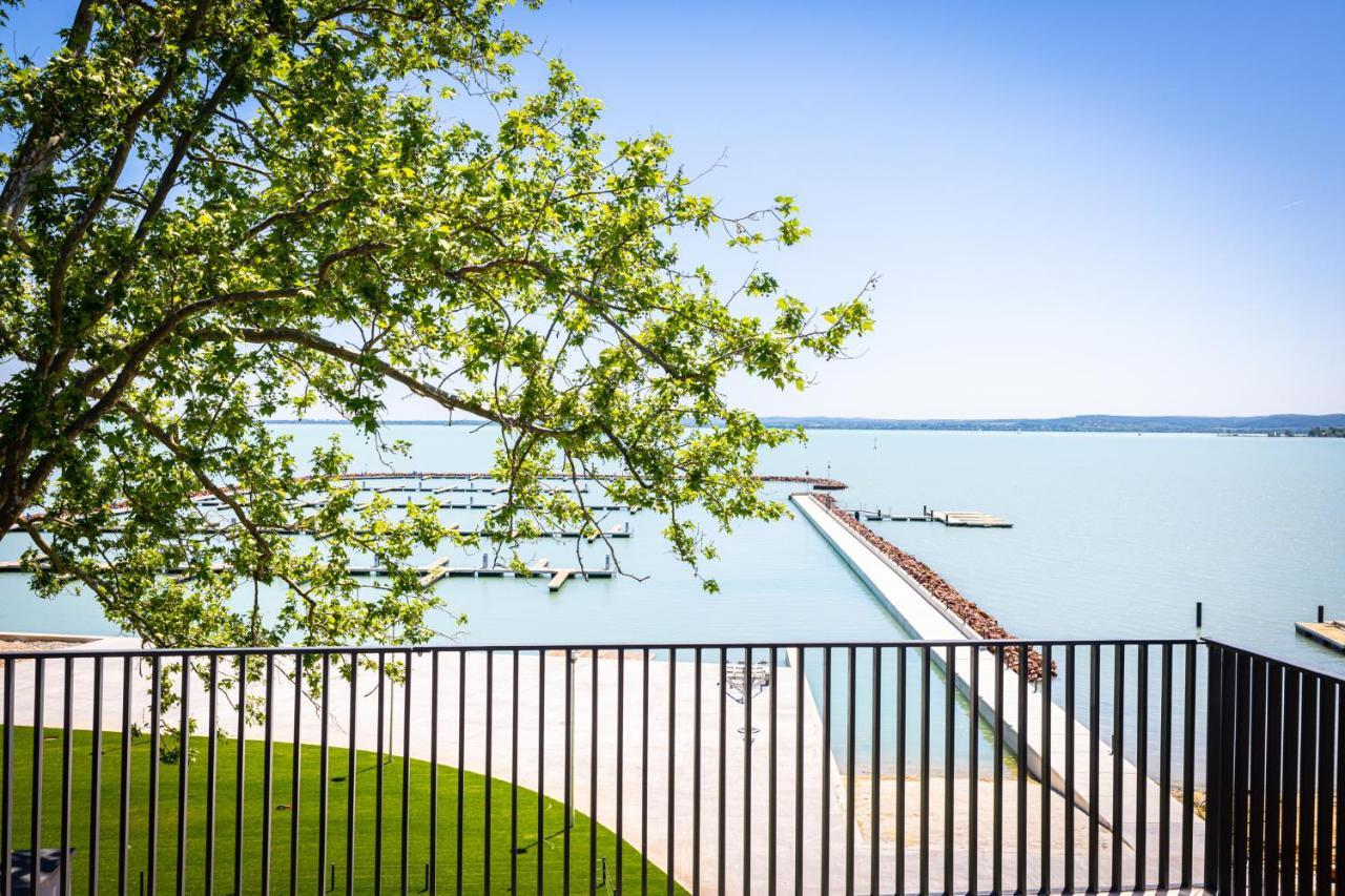 באלאטונפורד Lua Resort - Adults Only מראה חיצוני תמונה View of Lake Michigan from the rooftop of the RiverView Center