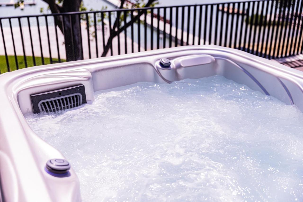 באלאטונפורד Lua Resort - Adults Only מראה חיצוני תמונה A hot tub
