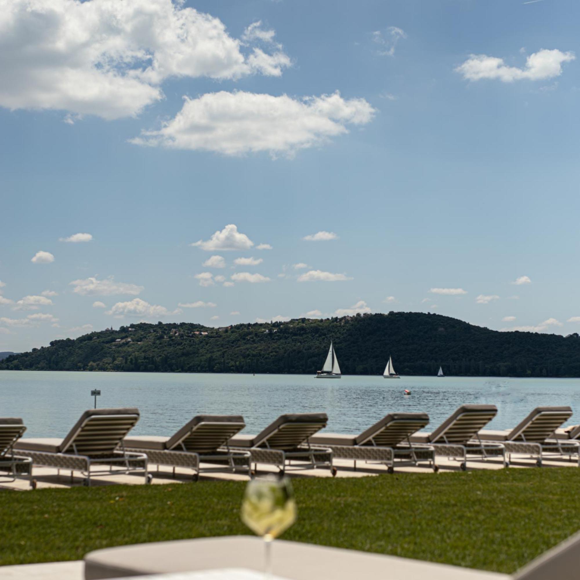 באלאטונפורד Lua Resort - Adults Only מראה חיצוני תמונה View of the lake