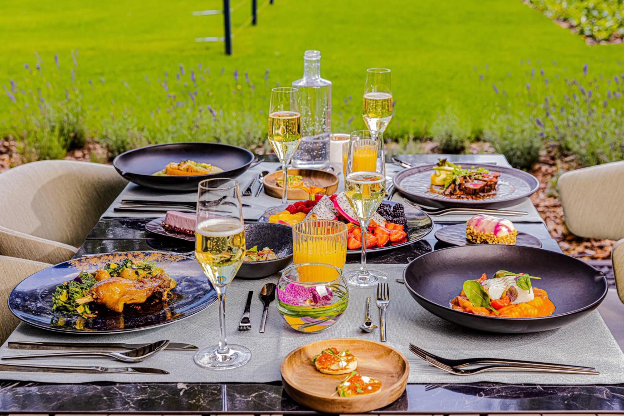 באלאטונפורד Lua Resort - Adults Only מראה חיצוני תמונה A typical dinner at the restaurant