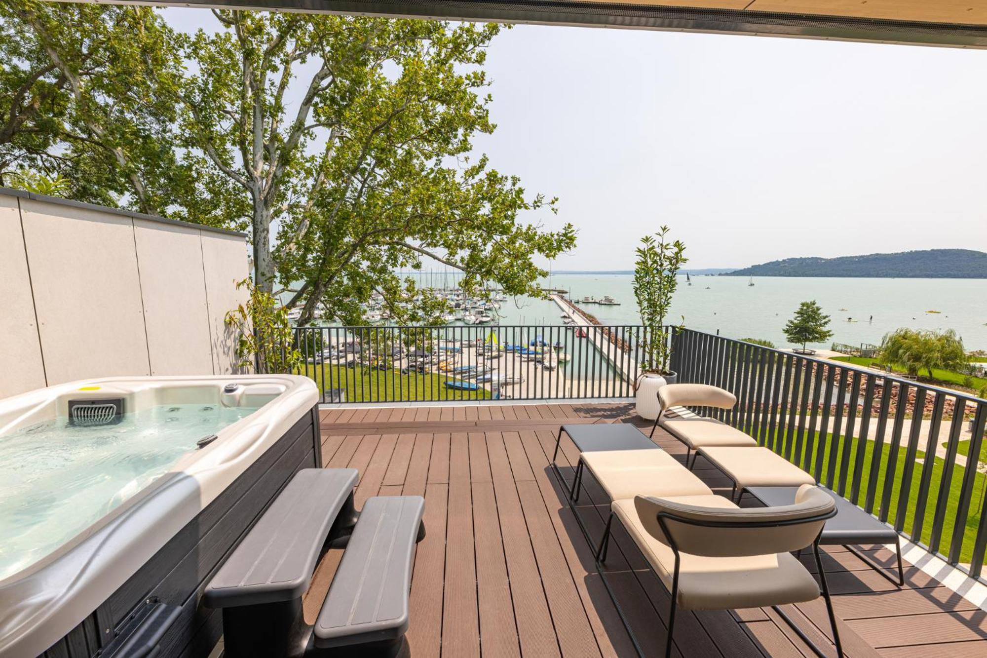 באלאטונפורד Lua Resort - Adults Only מראה חיצוני תמונה The rooftop terrace at the Hotel