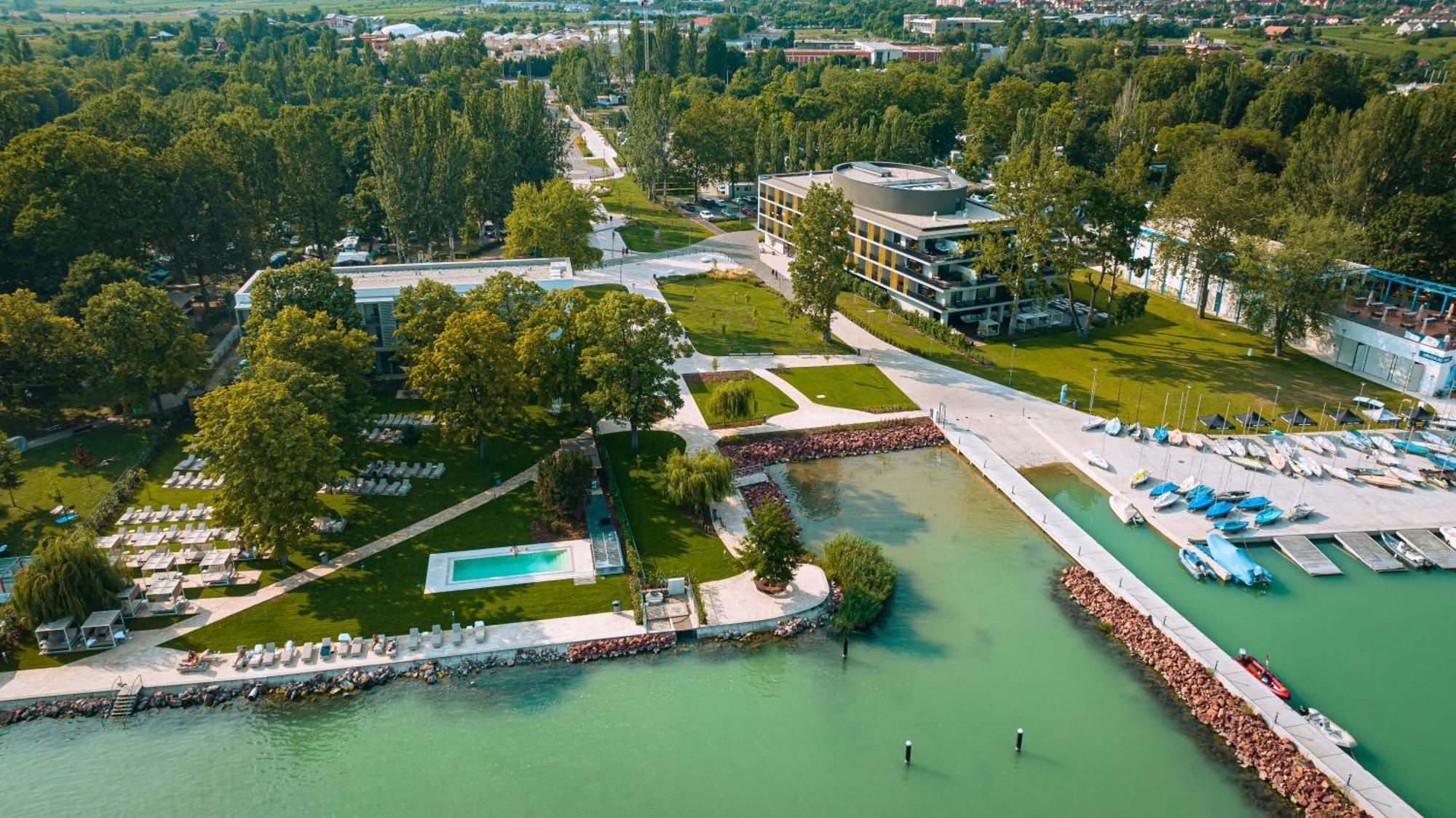 באלאטונפורד Lua Resort - Adults Only מראה חיצוני תמונה Aerial view of the campus
